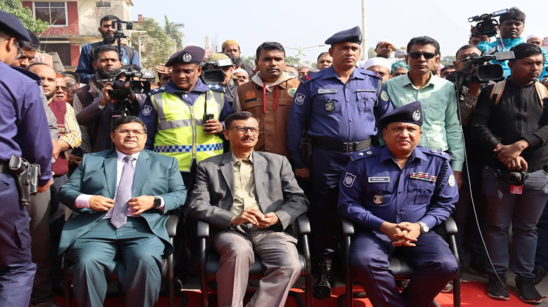 'ভোলায় ভোটের গাড়ি 'ক্যারাভান' এর শুভ উদ্বোধন...