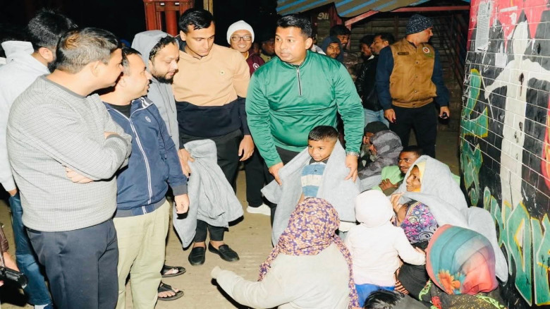 শীতবস্ত্রহীন ঘুমন্ত মানুষের গায়ে কম্বল জড়িয়ে দিলেন মানবিক ডি