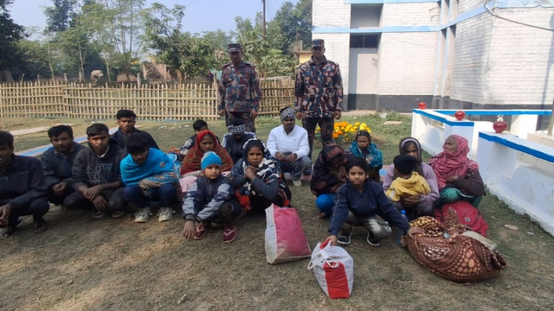 গোমস্তাপুর সীমান্ত দিয়ে বিএসএফের পুশ-ইন: নারী ও শিশুসহ ১৭ ব