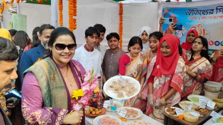 চাঁপাইনবাবঞ্জে কালেক্টর গ্রিন ভিউ উচ্চ বিদ্যালয়ে পিঠা উৎসব-২