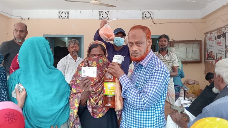 নাজিরপুর ইউনিয়ন পরিষদে টি সি বির পণ্য বিতরণ