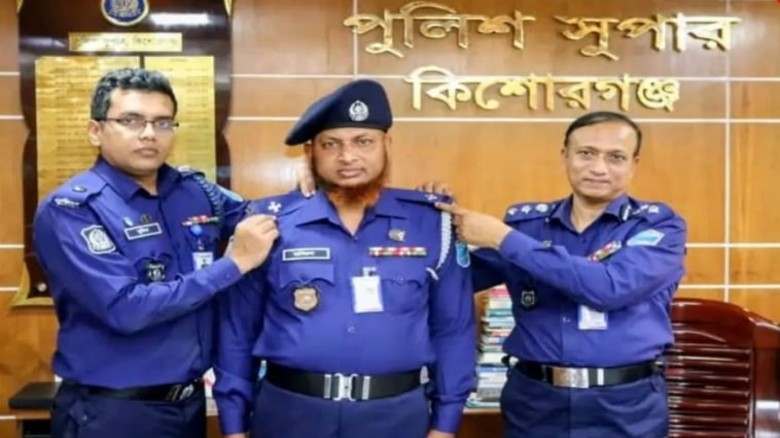 পদোন্নতি প্রাপ্ত পুলিশ সদস্যদের আনুষ্ঠানিক র‍্যাংক ব্যাজ পরি