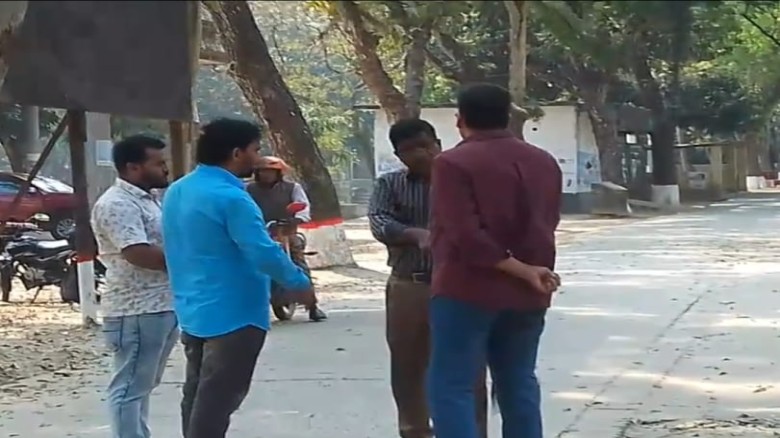 তানোরে একতরফা প্রতিবেদন নিতে মব সৃষ্টি, বন্ধ তদন্ত কার্যক্রম