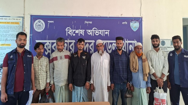কক্সবাজার সদর মডেল থানার বিশেষ অভিযানে ১৪ মামলার ৭ পলাতক আসা