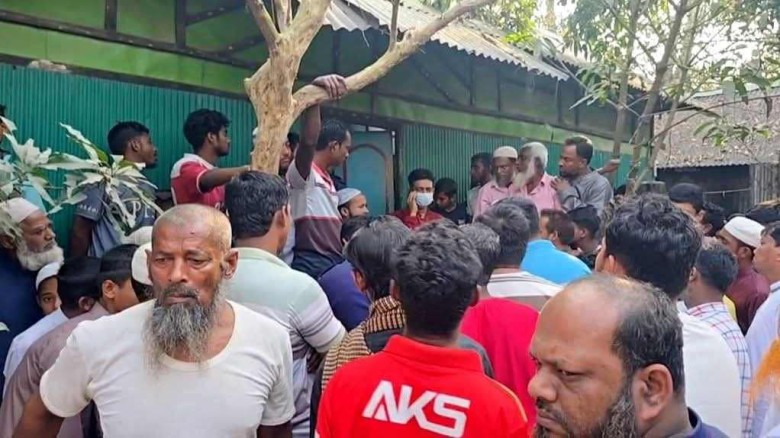 কুমিল্লা চান্দিনায় একই ঘরের দুই কক্ষে মা-মেয়ের ঝুলন্ত মরদেহ