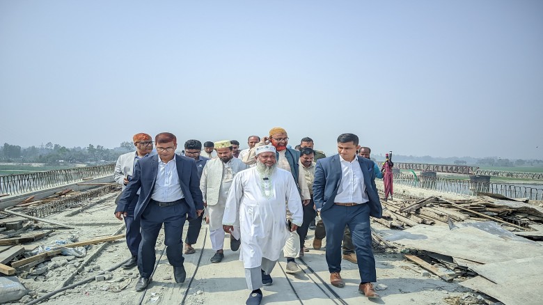 ভূরুঙ্গামারী-সোনাহাট সড়কে দুধকুমার নদীর ওপর নির্মাণাধীন সেতু