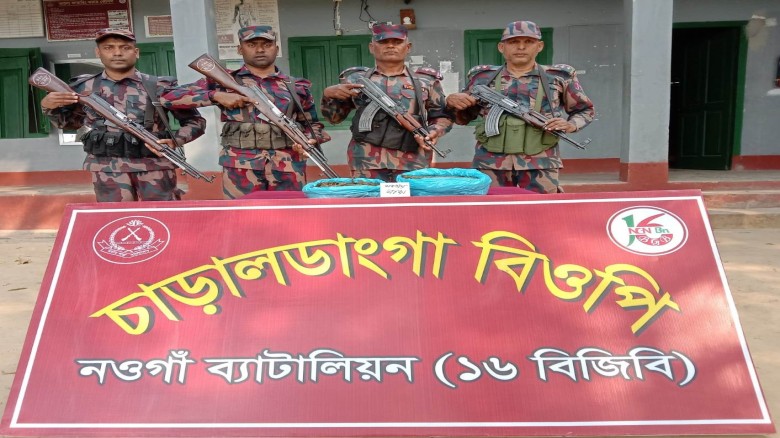 চাঁপাইনবাবগঞ্জ সীমান্তে বিজিবির অভিযান: মালিকবিহীন অবস্থায় ব