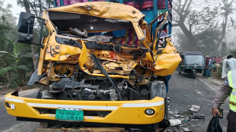 রাজৈরে ঢাকা বরিশাল মহাসড়কে দাড়িয়ে থাকা ট্রাকে সজোরে ধাক্কা 