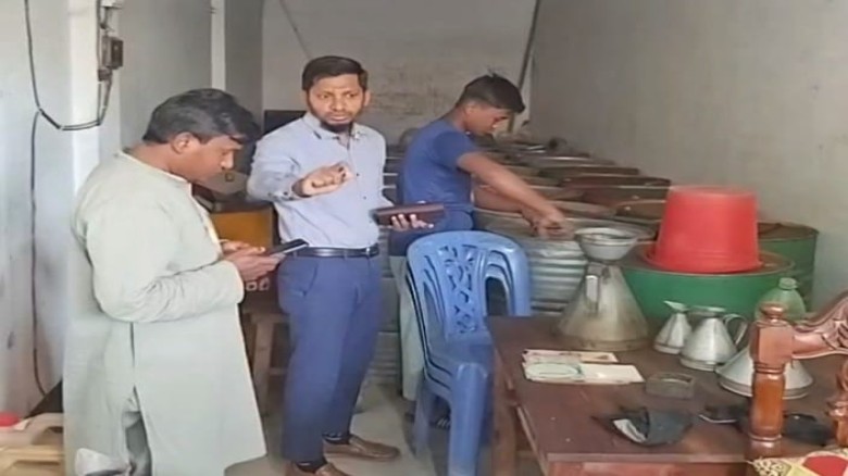 ফুলবাড়ীতে ভ্রাম্যমাণ আদালতের অভিযান,অবৈধ তেল মজুদে ব্যবসায়ীক