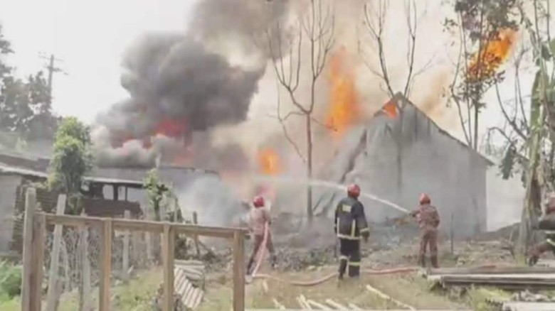 তানোরে তুলার গুদামে ভয়াবহ আগুন, মুহূর্তেই পুড়ে ছাই