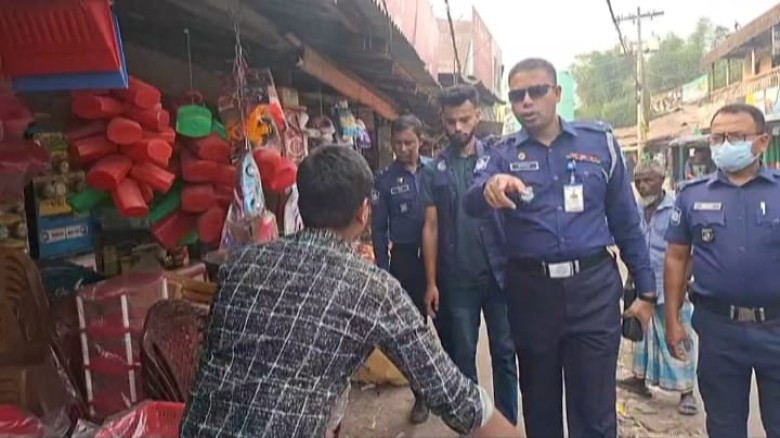 ঈদগাঁও বাজার ও স্টেশনে যানজট নিরসনে পুলিশের সচেতনতা কার্যক্র
