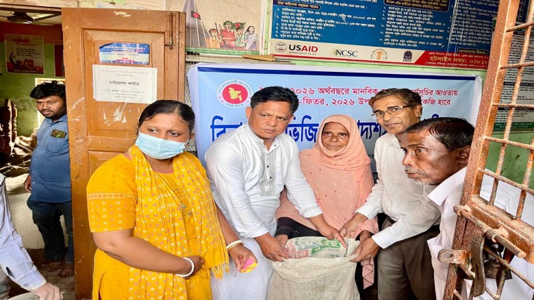ঈদগাঁওতে পবিত্র ঈদ উপলক্ষে বিনামূল্যে ভিজিএফ চাল বিতরণ