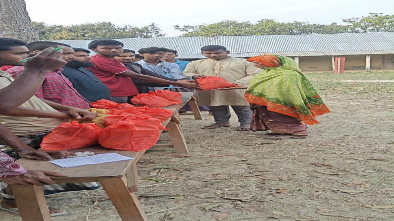 গোমস্তাপুরে চাঁপাই ব্লাড ডোনেট ফাউন্ডেশন এর উদ্যোগে হতদরিদ্র