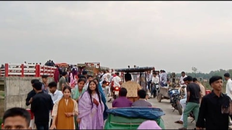 গাজীপুরের হাটখোলা ব্রিজে ঈদের আনন্দে জনসমুদ্র