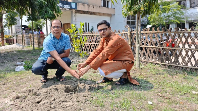 কচাকাটা থানা চত্বরে বৃক্ষরোপণ করলেন এএসপি সার্কেল