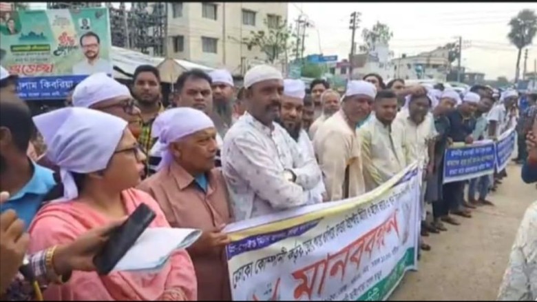 গোদাগাড়ীতে নেসকোর প্রিপেইড মিটার বাতিলের দাবিতে কাফনের কাপড় 