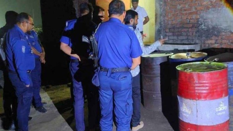 কালিয়াকৈরে ৩ হাজার লিটার তেল মজুদের দায়ে ব্যবসায়ীর জরিমানা।