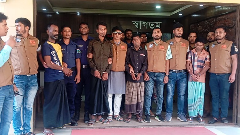 নওগাঁয় ডাকাত দলের ৪ সদস্য গ্রেপ্তার, অস্ত্র ও লুণ্ঠিত মালামা