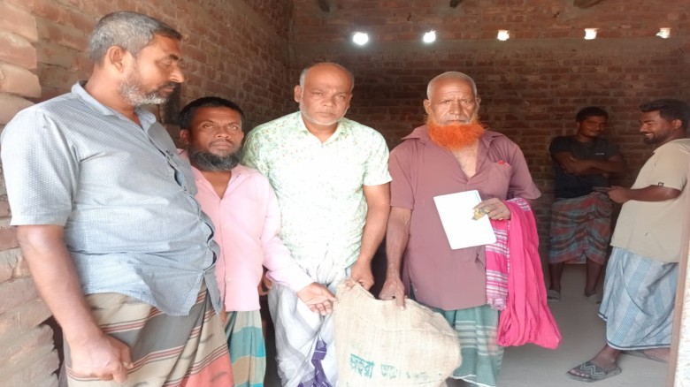 গুরুদাসপুর উপজেলায় খাদ্য বান্ধব কর্মসূচি আওতায় সুবিধাভোগীদের