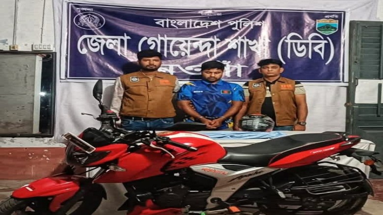 নওগাঁয় সড়কে স্কুলছাত্রী ইভটিজিংকারী এবং হেনস্তাকারী তরুণ গ্