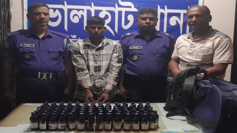 ভোলাহাটে ৯৮ বোতল ভারতীয় ইস্কাপ সিরাপসহ ১ মাদক ব্যবসায়ী গ্রেপ