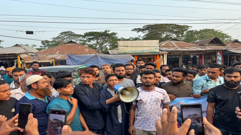 চন্দ্রগঞ্জ নিউমার্কেটে তরমুজ ব্যবসায়ী ও মোবাইল দোকানদারদের 