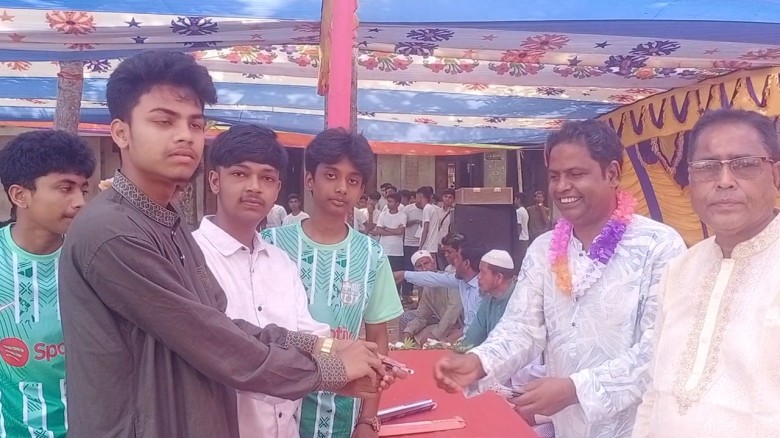 হাটখুজিপুর উচ্চ বিদ্যালয়ের ছাত্র ছাত্রীদের বিদায় সংবর্ধনা ও 