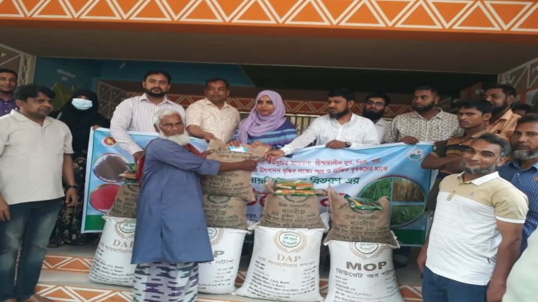নাচোলে বীনা মুল্যে কৃষকদের মাঝে বিভিন্ন প্রনোদনা বিতরণ