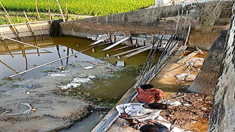 ব্রিজের পানি চলাচল বন্ধ করতে অবৈধ অবকাঠামো তৈরি করছেন মাছ চা