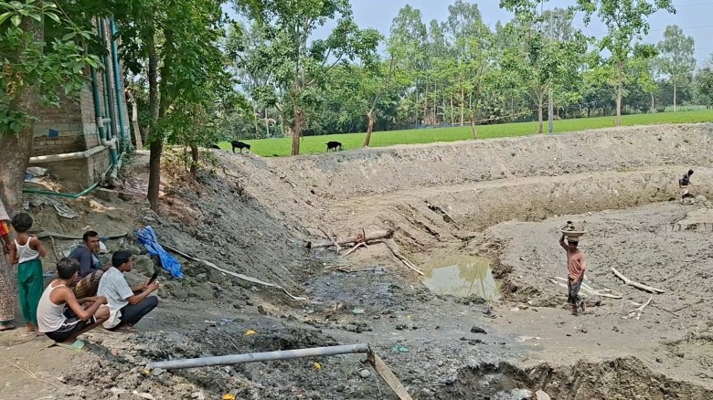 মান্দায় জমি দখল করে পুকুর খনন ঝুঁকিতে বসতবাড়ি