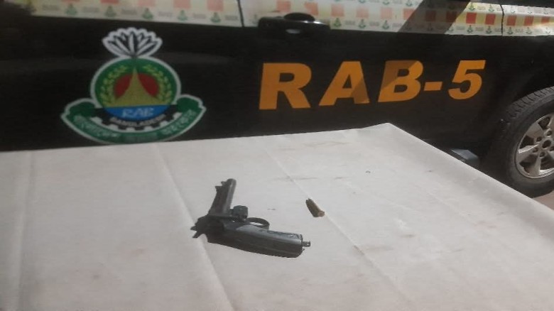 রাজশাহীর চারঘাটে র‍্যাব-৫ এর অভিযানে বিদেশি ওয়ান শুটার গান ও