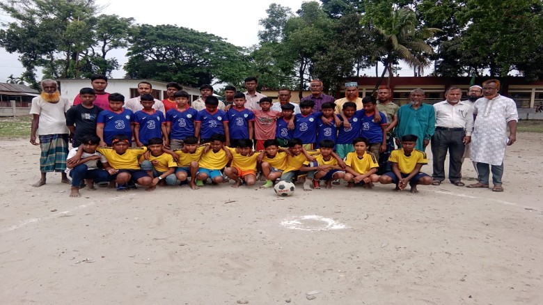 প্রাথমিক বিদ্যালয়ের শিক্ষার্থীদের ফুটবল খেলা অনুষ্ঠিত