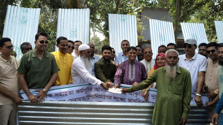 নওগাঁর মান্দায় দুর্যোগে ক্ষতিগ্রস্তদের মাঝে সহায়তা বিতরণ