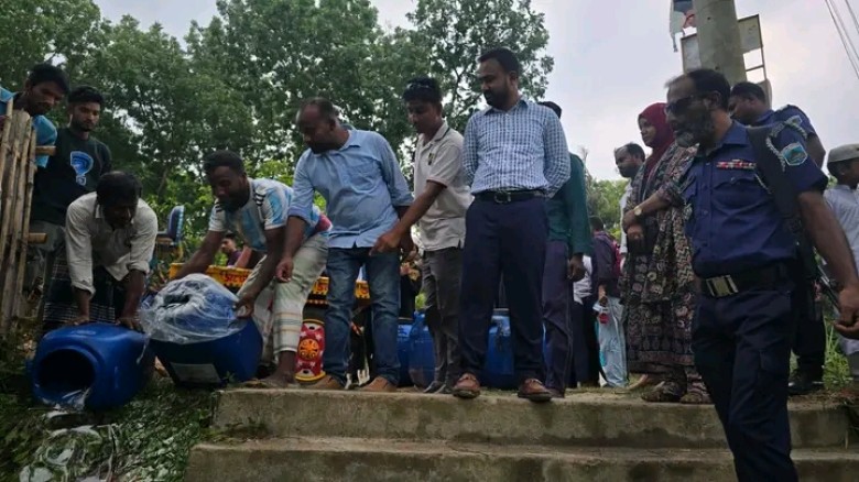 ভাঙ্গুড়ায় ভেজাল দুধ তৈরির বিভিন্ন রকমের উপকরণ জব্দ করে তা ধ