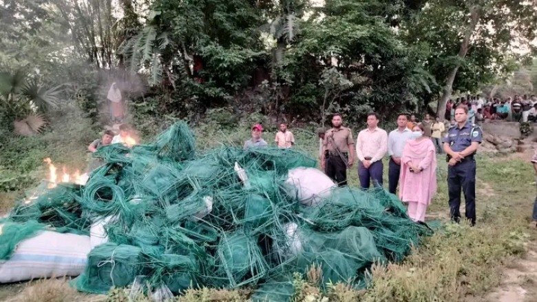 পাবনা ফরিদপুরে ৫ লাখ টাকার চায়না দুয়ারি জাল পুড়িয়ে ধ্বংস