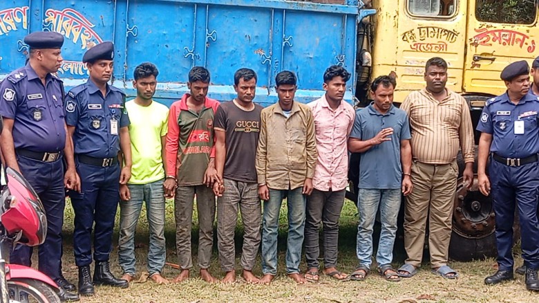 ডাকাতির প্রস্তুতিকালে ডাকাতি সরঞ্জামসহ ৭ জন আটক