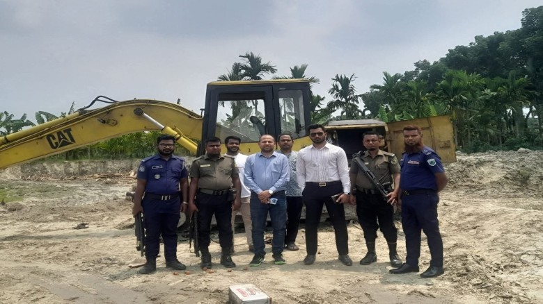 চারঘাটে অবৈধভাবে ধানী জমির মাটি কাটায় এক লাখ টাকা জরিমানা, ভ