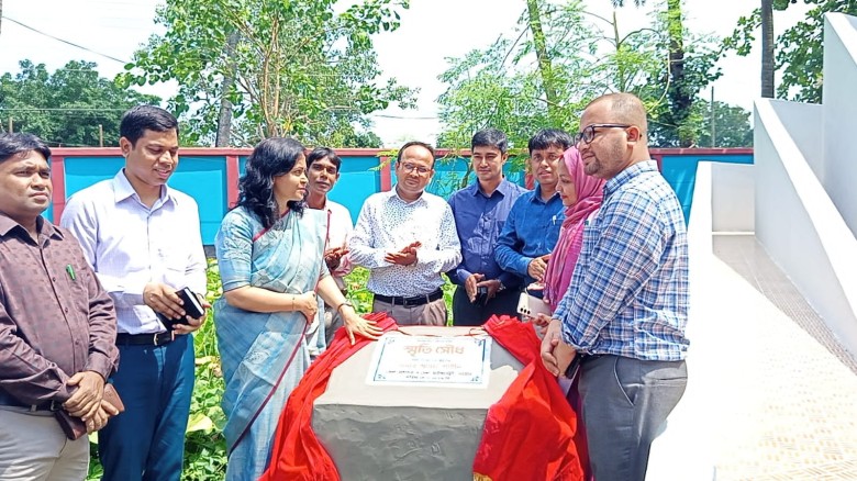 গুরুদাসপুরে উন্নয়ন কাজ পরিদর্শন ও খাল খনন কার্যক্রমের উদ্বোধ