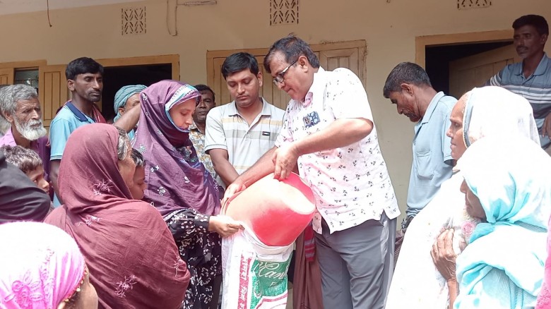 খুবজীপুর ইউনিয়নে ঈদ উপলক্ষে ভিজিএফের চাউল বিতরণ