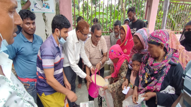 গুরুদাসপুরে মশিন্দা ইউনিয়নে ভিজিএফের চাউল বিতরণ