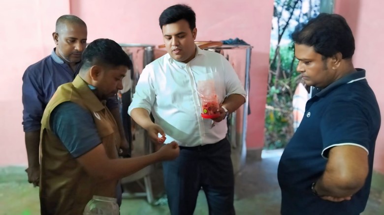 রাজৈরে এইমস ফুড বেভারেজ ফ্যাক্টরিতে মোবাইল কোর্টের অভিযান