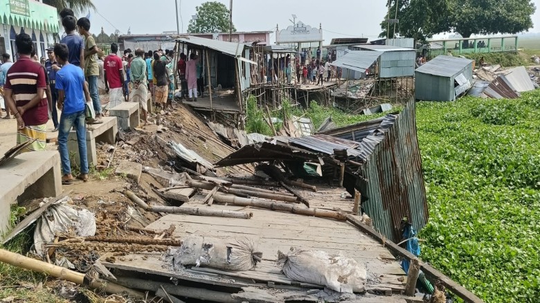গুরুদাসপুরে চলনবিলে ৩৬ টি অবৈধ ব্যনসায়িক স্থাপনা উচ্ছেদ অভিয