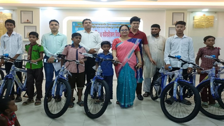 নাচোলে ক্ষুদ্র নৃতাত্ত্বিক জনগোষ্ঠী ও শিক্ষার্থীদের মাঝে সেল