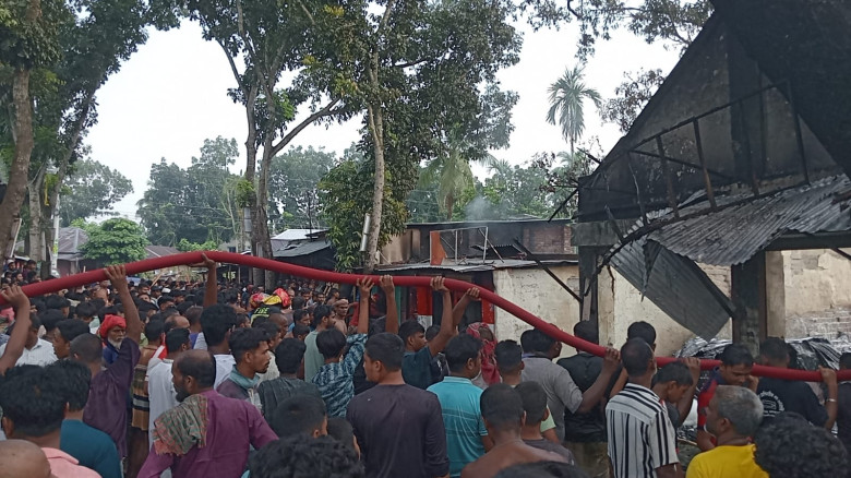গুরুদাসপুরে পেট্রোল পাম্পে অগ্নিকাণ্ড, ২০ লাখ টাকার ক্ষতি; প