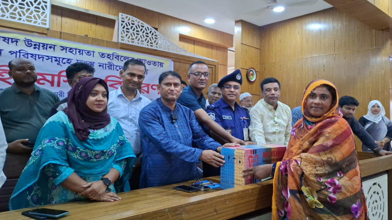 মান্দায় দুঃস্থ নারীদের মাঝে সেলাই মেশিন বিতরণ করলেন এমপি ডাঃ