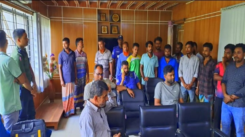 রাজৈরে ভাবে ড্রেজার মেশিন বালু উত্তোলন কালে আটক ( ৯)
