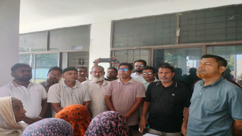 গুরুদাসপুর পৌর সভার জি আর চাউল বিতরণের শুভ উদ্বোধন করেন মোঃ 