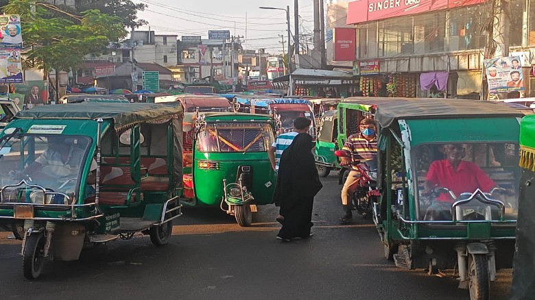 টাঙ্গাইলের মধুপুর শহর অটোরিকশার দখলে