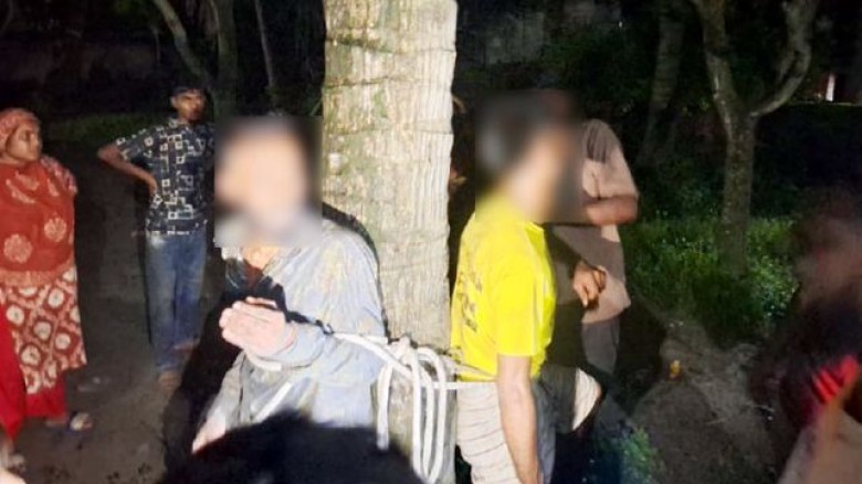 রাজশাহীতে চোর সন্দেহে দুই তরুণকে গাছে বেঁধে নির্যাতন