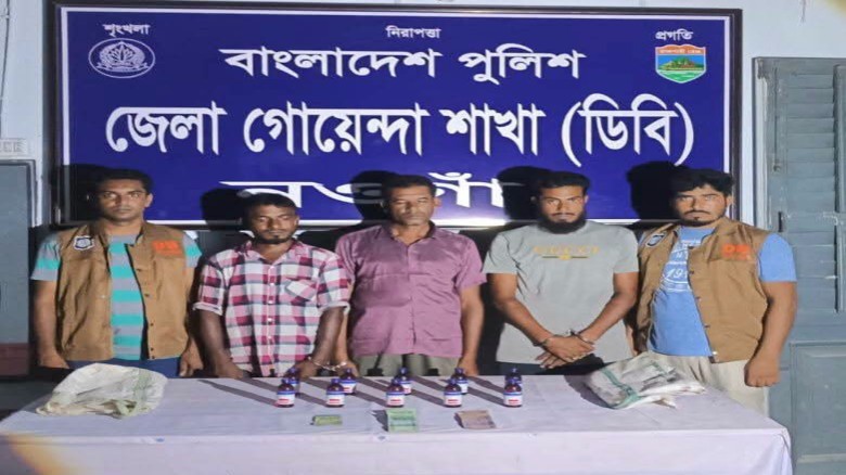 বদলগাছীতে ১০ বোতল ফেন্সিডিলসহ তিনজন গ্রেপ্তার
